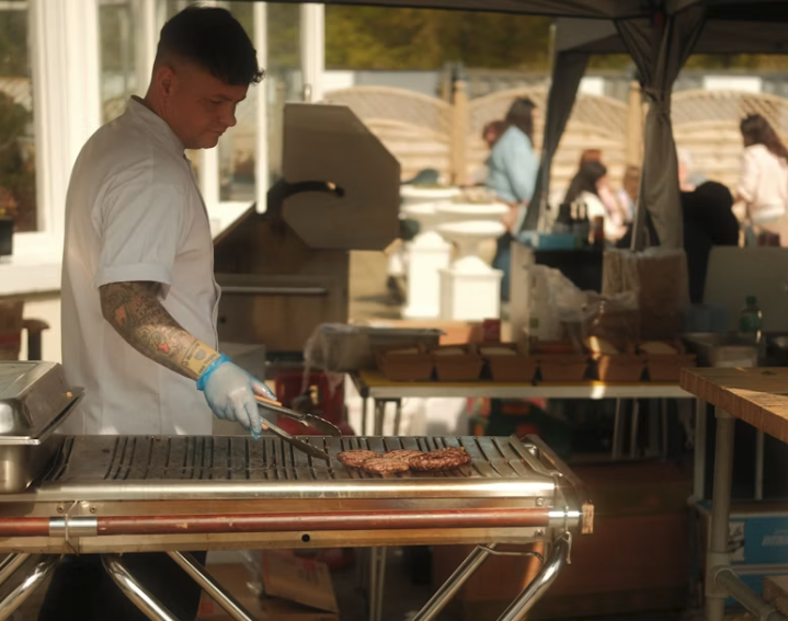 BBQ-catering laten verzorgen: wat zijn de voordelen van een professionele cateraar?